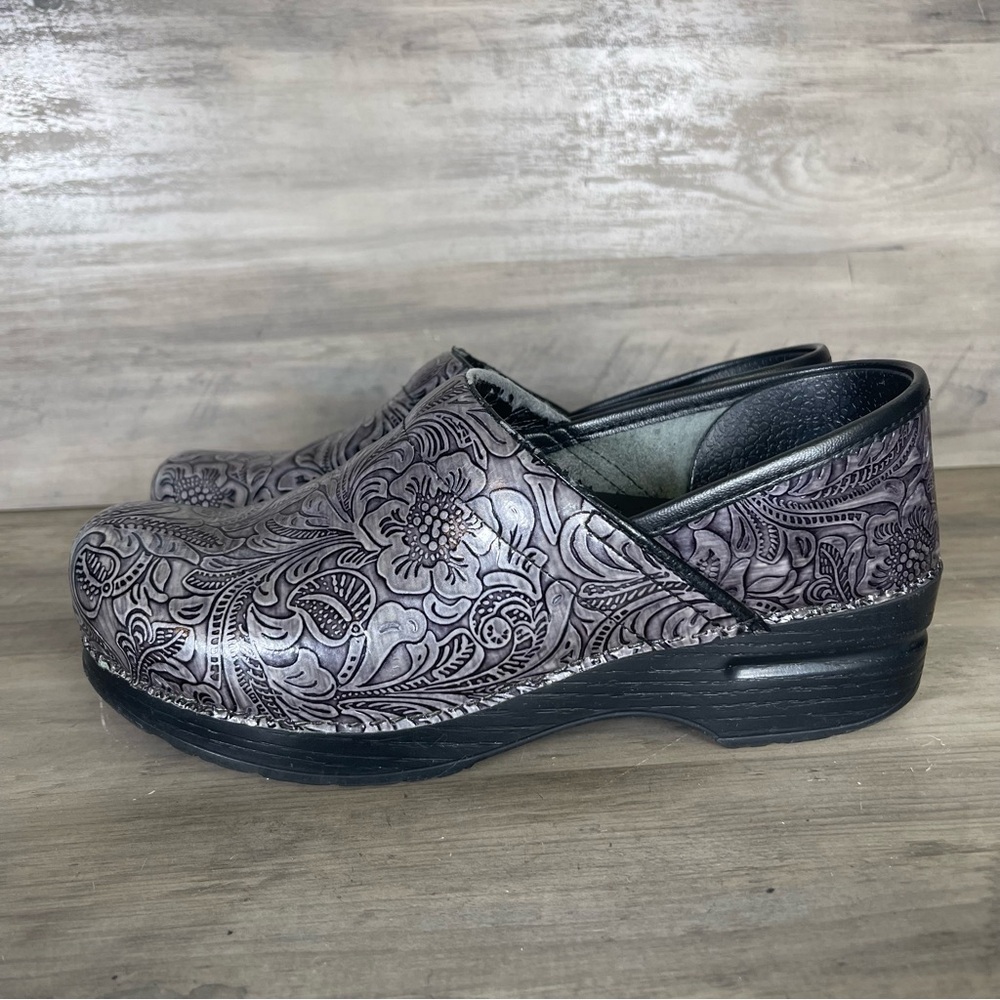 Dansko Womens EU39 US 8.5-9 Silver Black 3D Floral Slip On Nurse Comfort Clog